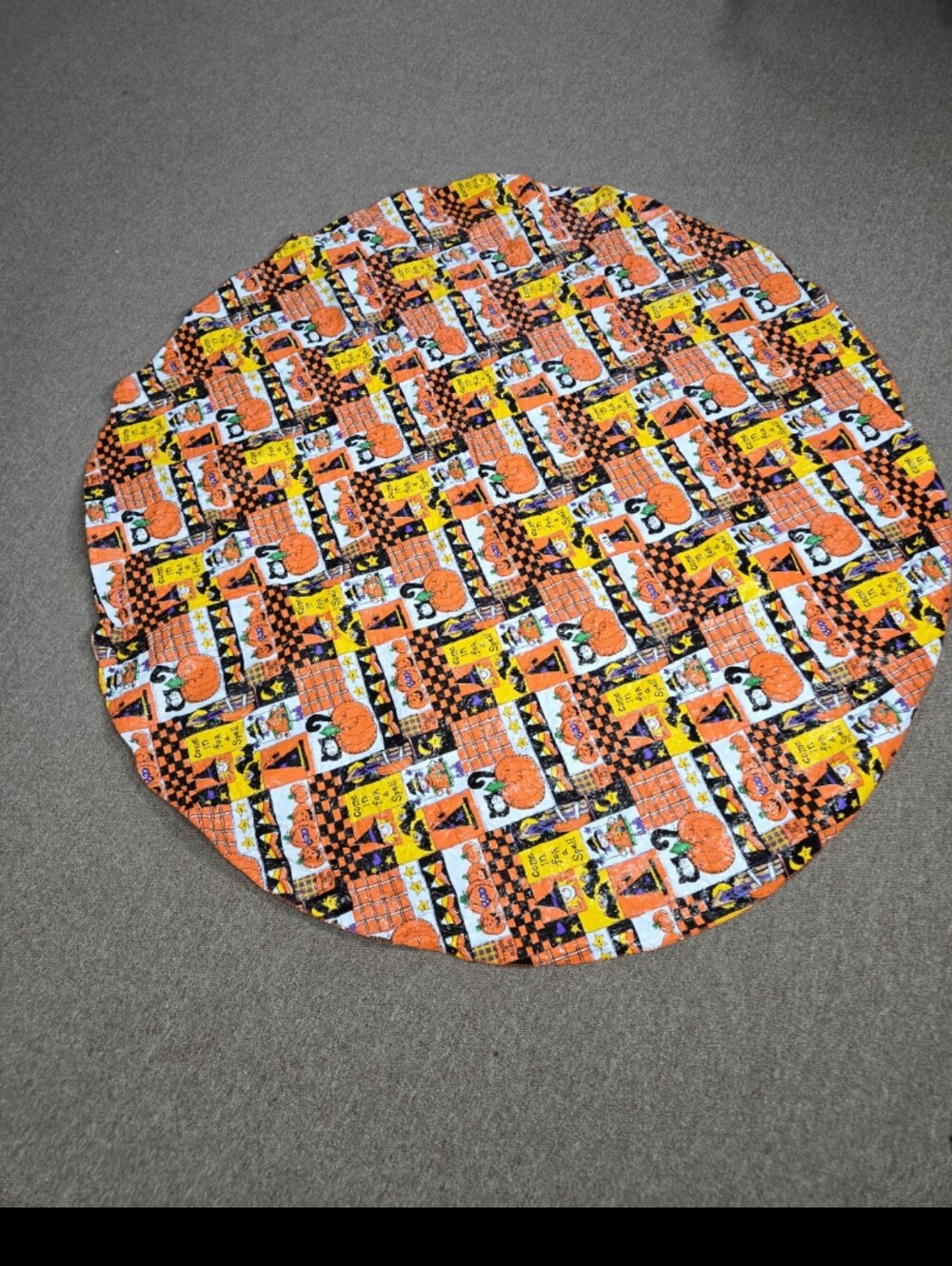 VINTAGE HALLOWEEN 56IN ROUND PLASTIC GRAPHIC TABLE CLOTH